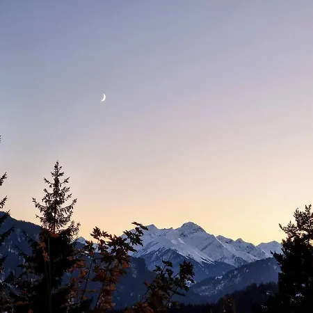 Half 2 Min From Bus * Laax
